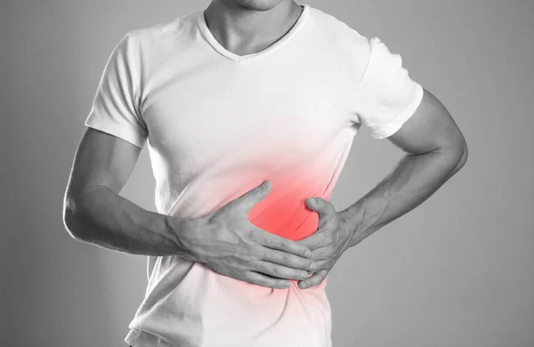 Homem Está Segurar Seu Lado Dor Fígado Cirrose Cirrose Lareira — Fotografia de Stock
