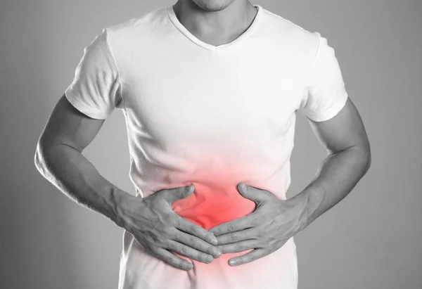 Mężczyzna Trzyma Jego Żołądka Ból Brzucha Paleniska Jest Wyróżnione Kolorem — Zdjęcie stockowe