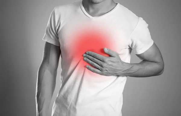 Mannen Håller Bröstet Bröstsmärta Halsbränna Härden Markerade Rött Närbild Isolerade — Stockfoto