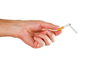 Kırık bir sigara tutan el. Yakın çekim. Beyaz arka plan üzerinde izole.
