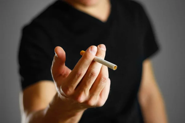 Een Man Met Een Sigaret Close Geïsoleerde Achtergrond — Stockfoto
