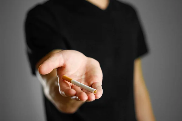 Een Man Met Een Sigaret Close Geïsoleerde Achtergrond — Stockfoto
