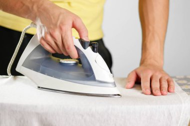 Adam felç geçirdi demir gömlek. Yakın çekim. İzole arka plan.