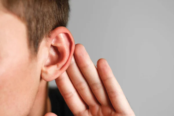 Człowiek Problem Słuchu Szarym Tle Bliska — Zdjęcie stockowe