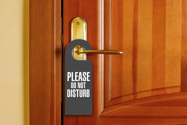 关闭的门 与签名请不要打扰在柄上酒店 — 图库照片