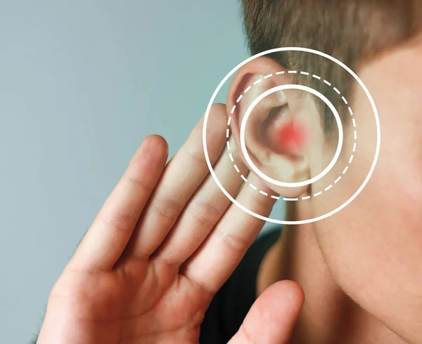 Ung Man Med Symptom Hörselnedsättning Färgbakgrund — Stockfoto