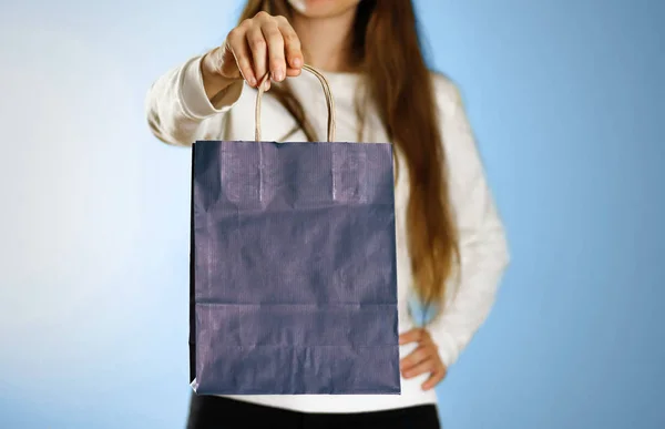 Chica Sosteniendo Una Bolsa Regalo Azul Cerca Fondo Aislado —  Fotos de Stock