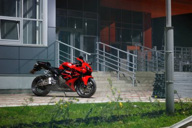 Krasnoyarsk, Rusya - 8 Eylül 2018: Kırmızı ve siyah sportbike Honda Cbr 600 Rr 2005 Pc37. karanlık gece ve duman.