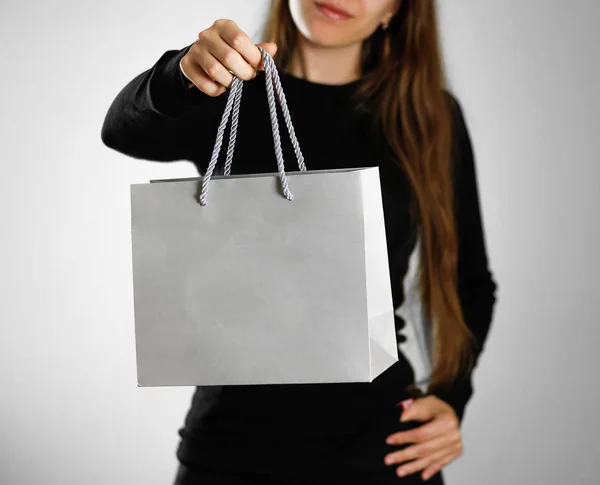 Κοπέλα Κρατώντας Μια Τσάντα Γκρι Δώρο Κοντινό Πλάνο Απομονωμένη Φόντο — Φωτογραφία Αρχείου