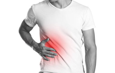 Adam onun tarafını tutuyor. Karaciğer ağrısı. Siroz. Ocak kırmızıyla vurgulanır. Yakın çekim. Beyaz arka plan üzerinde izole.