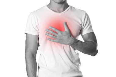 Adam göğsünü tutuyor. Göğüs ağrısı. Mide ekşimesi. Ocak kırmızıyla vurgulanır. Yakın çekim. Beyaz arka plan üzerinde izole.