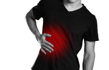 Adam onun tarafını tutuyor. Karaciğer ağrısı. Siroz. Ocak kırmızıyla vurgulanır. Yakın çekim. Beyaz arka plan üzerinde izole.