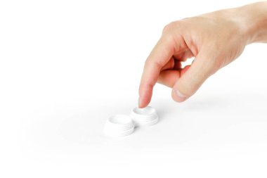 Objektifin göze tutan el. Yakın çekim. Beyaz arka plan üzerinde izole.