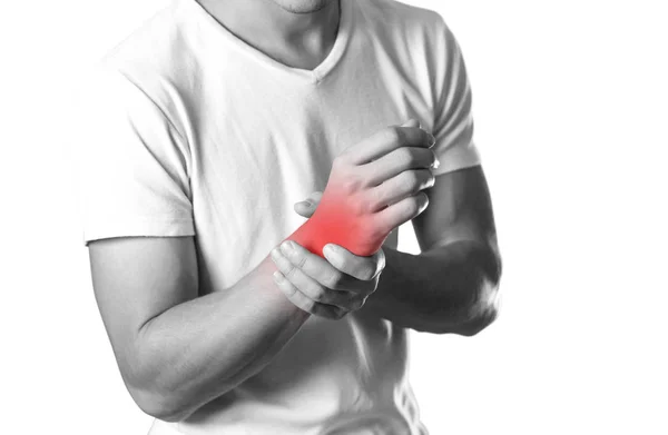 握着手的人 手腕疼痛 炉底以红色高亮显示 快关门在白色背景下隔离 — 图库照片
