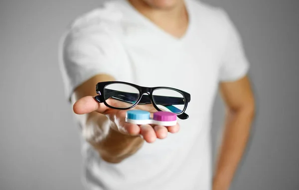 Hombre Sosteniendo Lentes Para Anteojos Cerca Fondo Aislado —  Fotos de Stock