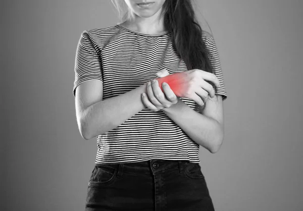 Chica Cogida Mano Dolor Brazo Cerca Fondo Aislado — Foto de Stock