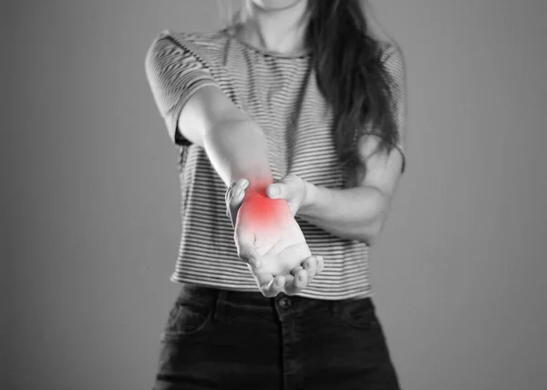 Chica Cogida Mano Dolor Brazo Cerca Fondo Aislado — Foto de Stock