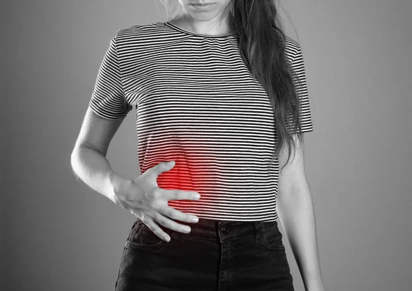 Chica Sosteniendo Lado Dolor Hígado Hígado Siros Cerca Fondo Aislado — Foto de Stock