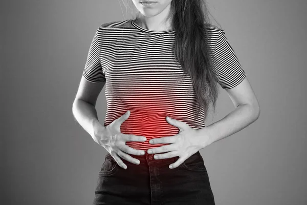 Chica Sosteniendo Estómago Dolor Abdominal Cerca Fondo Aislado — Foto de Stock