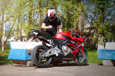 KRASNOYARSK, RUSSIA - 23 Haziran 2018: Kırmızı ve siyah Honda 2005 CBR 600 RR (PC37)