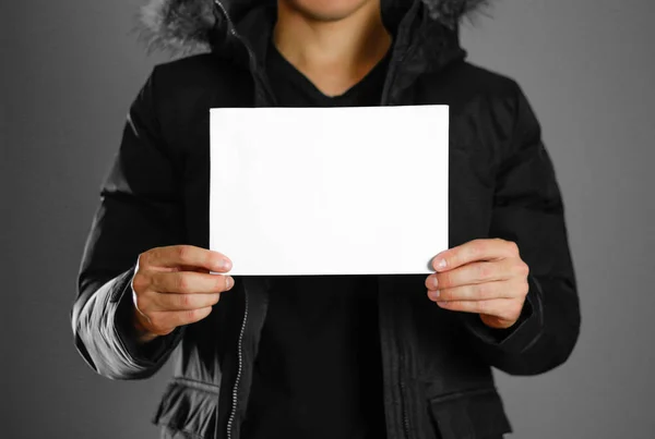 Hombre Con Una Abrigada Chaqueta Invierno Sosteniendo Panfleto Blanco Papel —  Fotos de Stock