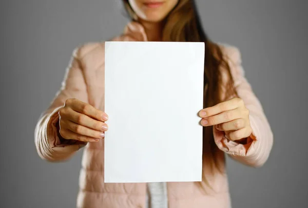 Kobieta Ciepłe Zimowe Kurtki Gospodarstwa Biały Broszura Czysty Papier Bliska — Zdjęcie stockowe