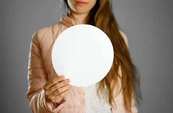 Uma Mulher Uma Jaqueta Inverno Quente Segurando Folheto Branco Redondo — Fotografia de Stock