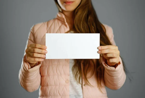 Una Mujer Con Una Cálida Chaqueta Invierno Sosteniendo Folleto Blanco — Foto de Stock