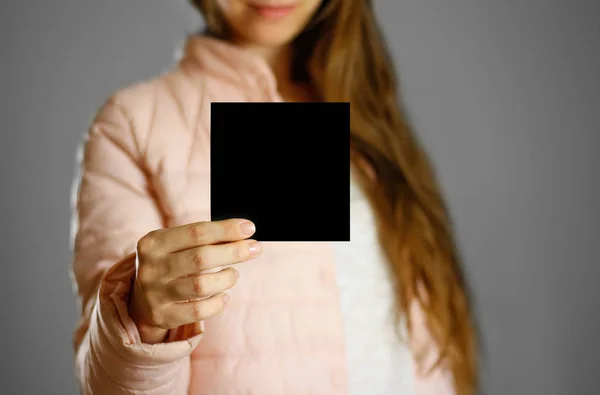 Uma Mulher Com Uma Jaqueta Inverno Quente Segurando Folheto Preto — Fotografia de Stock