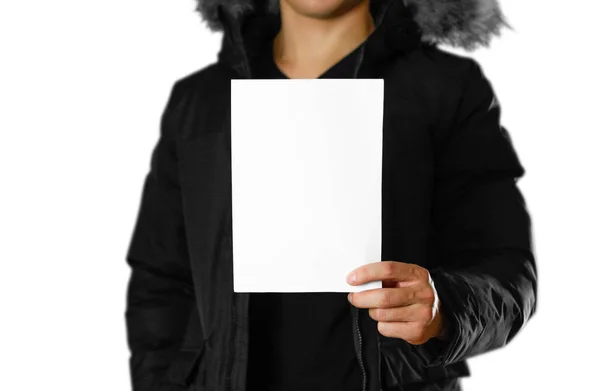 Homem Com Uma Jaqueta Inverno Quente Segurando Folheto Branco Papel — Fotografia de Stock