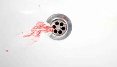 Seramik lavabo kan diş macunu. Diş etlerinde kanama. Yakın çekim.