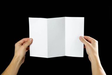 Boş broşür kitapçık elinde tutan el. Siyah arka plan üzerine izole. Adam gösterisi Kağıt Ofset. Sayfa şablonu. Elinde kitap. Kitapçık Katlama tasarım. Okuyun kağıt sayfası göstermek kat.
