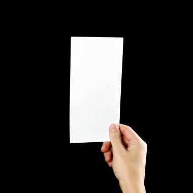 Boş broşür kitapçık elinde tutan el. Siyah arka plan üzerine izole. Adam gösterisi Kağıt Ofset. Sayfa şablonu. Elinde kitap. Kitapçık Katlama tasarım. Okuyun kağıt sayfası göstermek kat.