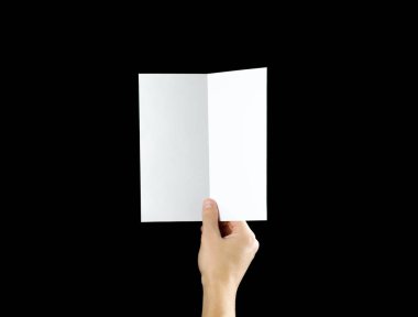 Boş broşür kitapçık elinde tutan el. Siyah arka plan üzerine izole. Adam gösterisi Kağıt Ofset. Sayfa şablonu. Elinde kitap. Kitapçık Katlama tasarım. Okuyun kağıt sayfası göstermek kat.