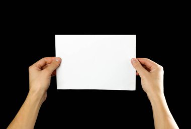 Boş broşür kitapçık elinde tutan el. Siyah arka plan üzerine izole. Adam gösterisi Kağıt Ofset. Sayfa şablonu. Elinde kitap. Kitapçık Katlama tasarım. Okuyun kağıt sayfası göstermek kat.