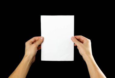 Boş broşür kitapçık elinde tutan el. Siyah arka plan üzerine izole. Adam gösterisi Kağıt Ofset. Sayfa şablonu. Elinde kitap. Kitapçık Katlama tasarım. Okuyun kağıt sayfası göstermek kat.