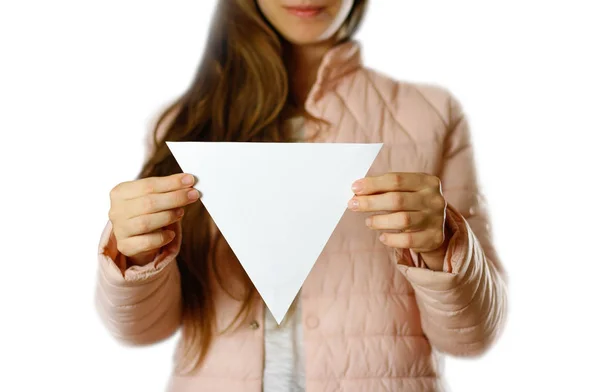Eine Frau Warmer Winterjacke Hält Ein Dreieckiges Weißes Flugblatt Der — Stockfoto