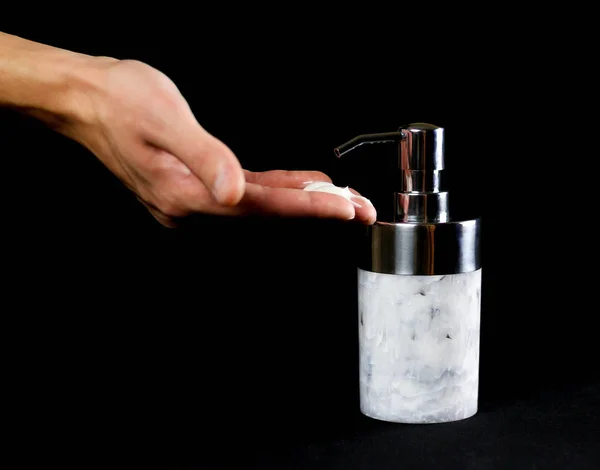 Hand Persen Een Mooie Fles Vloeibare Zeep Close Geïsoleerd Zwarte — Stockfoto