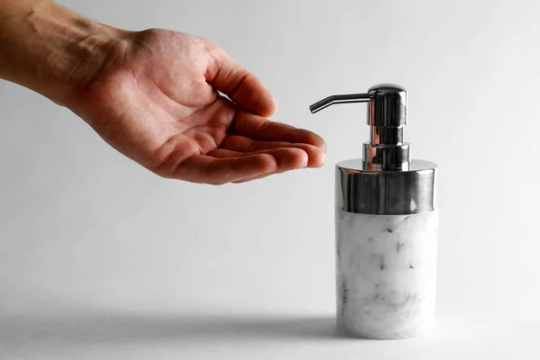 Πατήματα Χέρι Ένα Όμορφο Μπουκάλι Υγρό Σαπούνι Κοντινό Πλάνο Απομονωμένα — Φωτογραφία Αρχείου