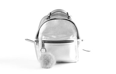 Kadın gümüş sırt çantası. Yakın çekim. Beyaz arka plan üzerinde izole