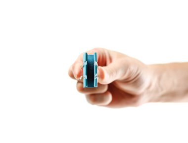 İleti örneği metal renkli klipleri tutan el. Yakın çekim. Beyaz arka plan üzerinde izole