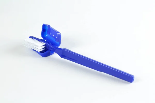 Wegwerp Blauwe Tandenborstel Close Geïsoleerd Witte Achtergrond — Stockfoto