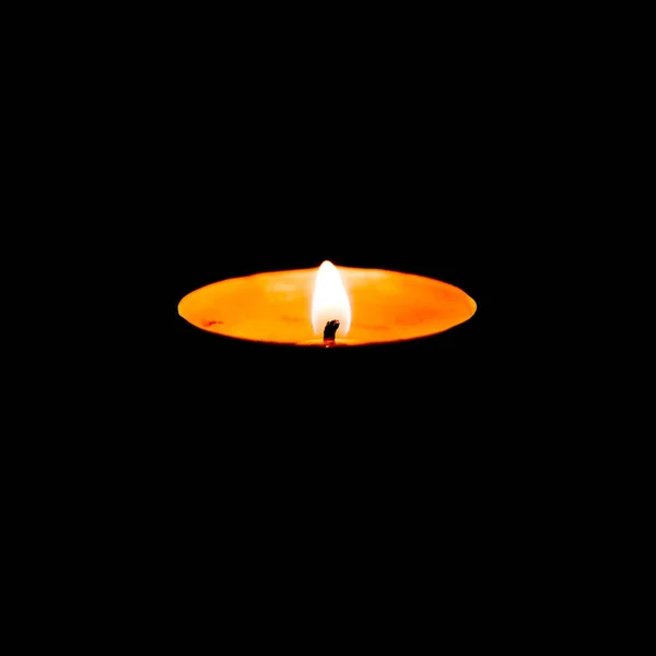 Brennende Kerze Nahaufnahme Isoliert Auf Schwarzem Hintergrund — Stockfoto