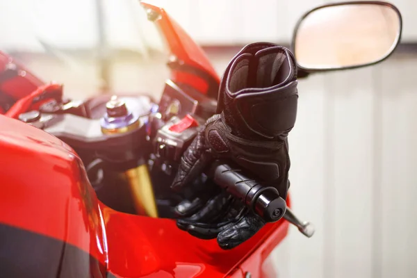 Schwarze Motorradhandschuhe Aus Leder Liegen Auf Einem Roten Sportfahrrad — Stockfoto