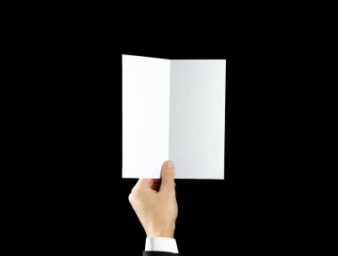 Boş broşür kitapçık elinde tutan el. Siyah arka plan üzerine izole. Adam gösterisi Kağıt Ofset. Sayfa şablonu. Elinde kitap. Kitapçık Katlama tasarım. Okuyun kağıt sayfası göstermek kat.