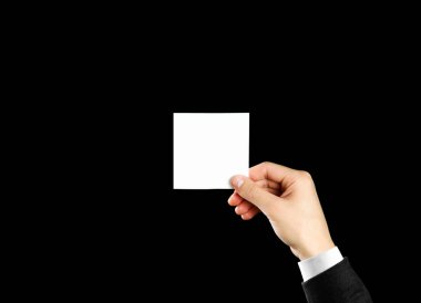 Boş broşür kitapçık elinde tutan el. Siyah arka plan üzerine izole. Adam gösterisi Kağıt Ofset. Sayfa şablonu. Elinde kitap. Kitapçık Katlama tasarım. Okuyun kağıt sayfası göstermek kat.