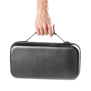 Bir adamın elinde siyah bir plastik çanta tutar. Yakın çekim. Beyaz arka plan üzerinde izole.