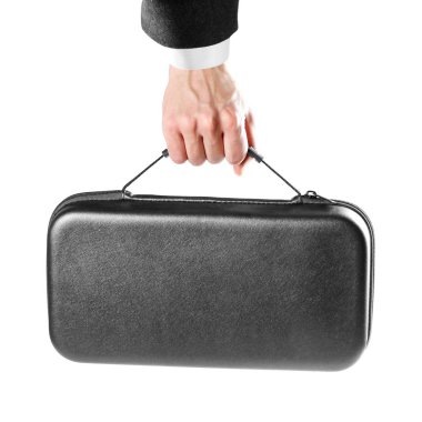 Bir adamın elinde siyah bir plastik çanta tutar. Yakın çekim. Beyaz arka plan üzerinde izole.