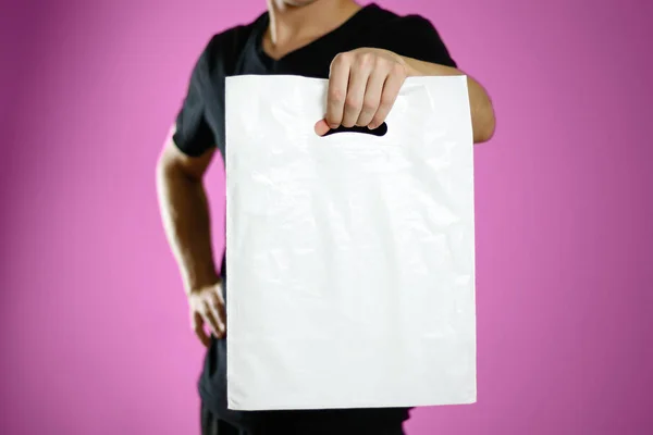 Een Man Met Een Witte Plastic Zak Close Geïsoleerd Roze — Stockfoto