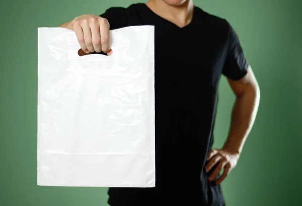 Homem Com Saco Plástico Branco Fecha Isolado Fundo Verde — Fotografia de Stock